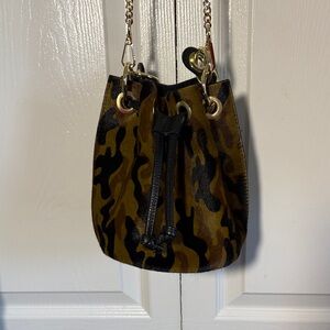 Borse in pelle leather and horse hair bucket bag. Has crossbody and handle strap